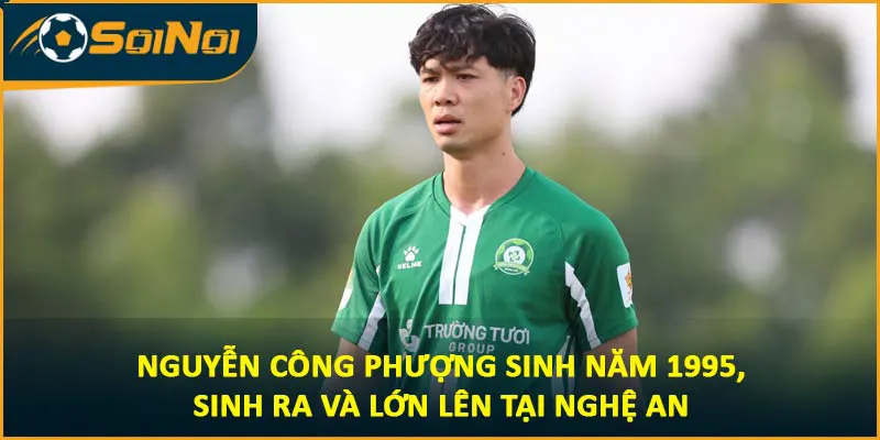 Nguyễn Công Phượng sinh năm 1995, sinh ra và lớn lên tại Nghệ An